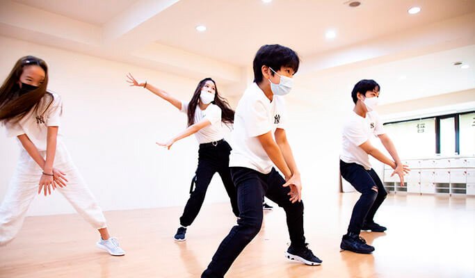 Niños bailando en Kids Zone